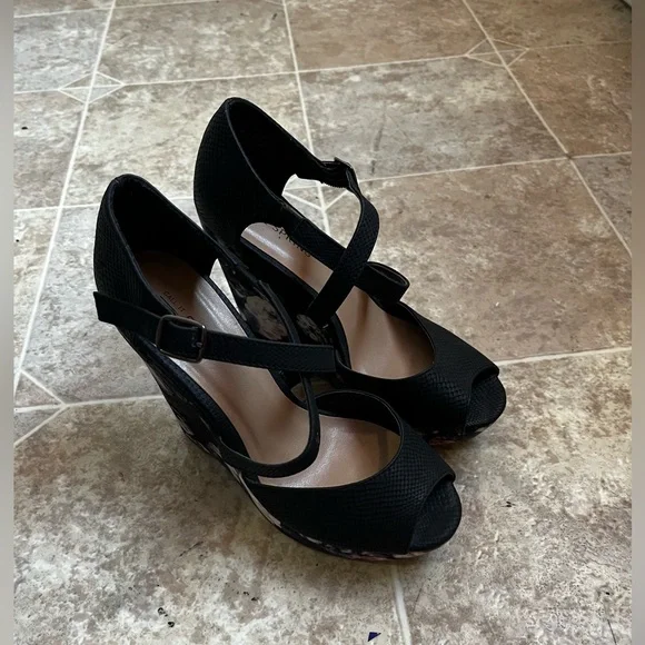 Call it Spring Black Floral Platform Wedge Sandals Size 6 - Picture 5 of 5